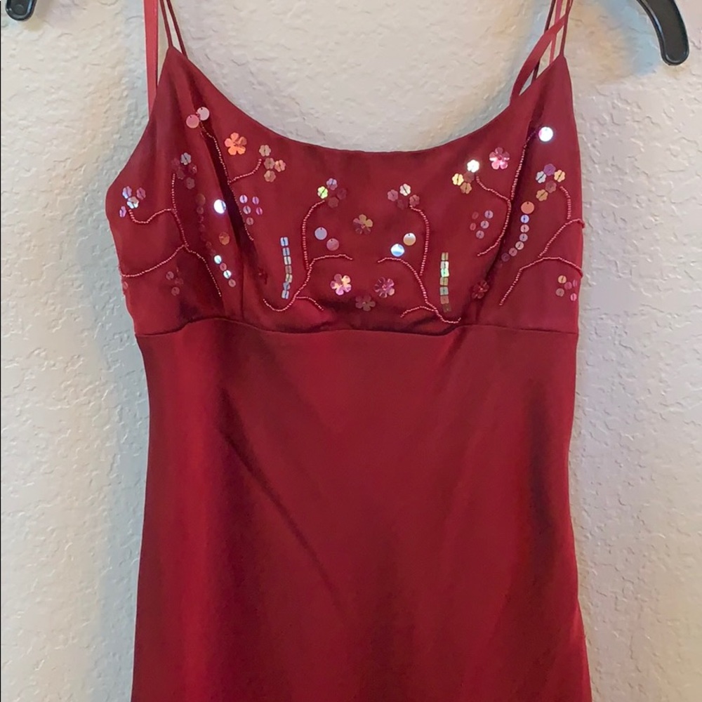Gorgeous deep red cocktail dress 🍸